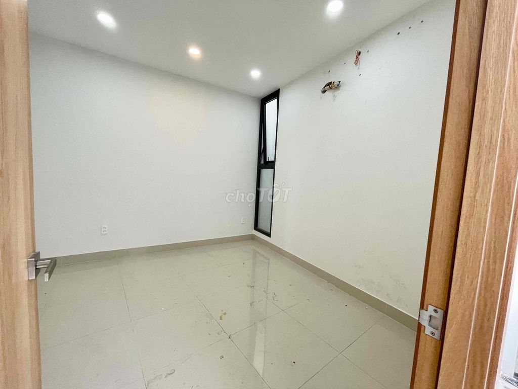 Tùng Thiện Vương front house has air conditioning. Five bedrooms.