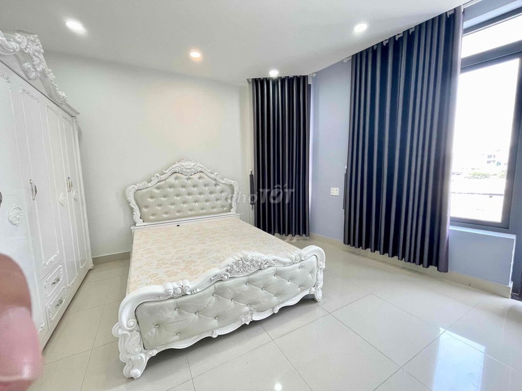 Tùng Thiện Vương front house has air conditioning. Five bedrooms.