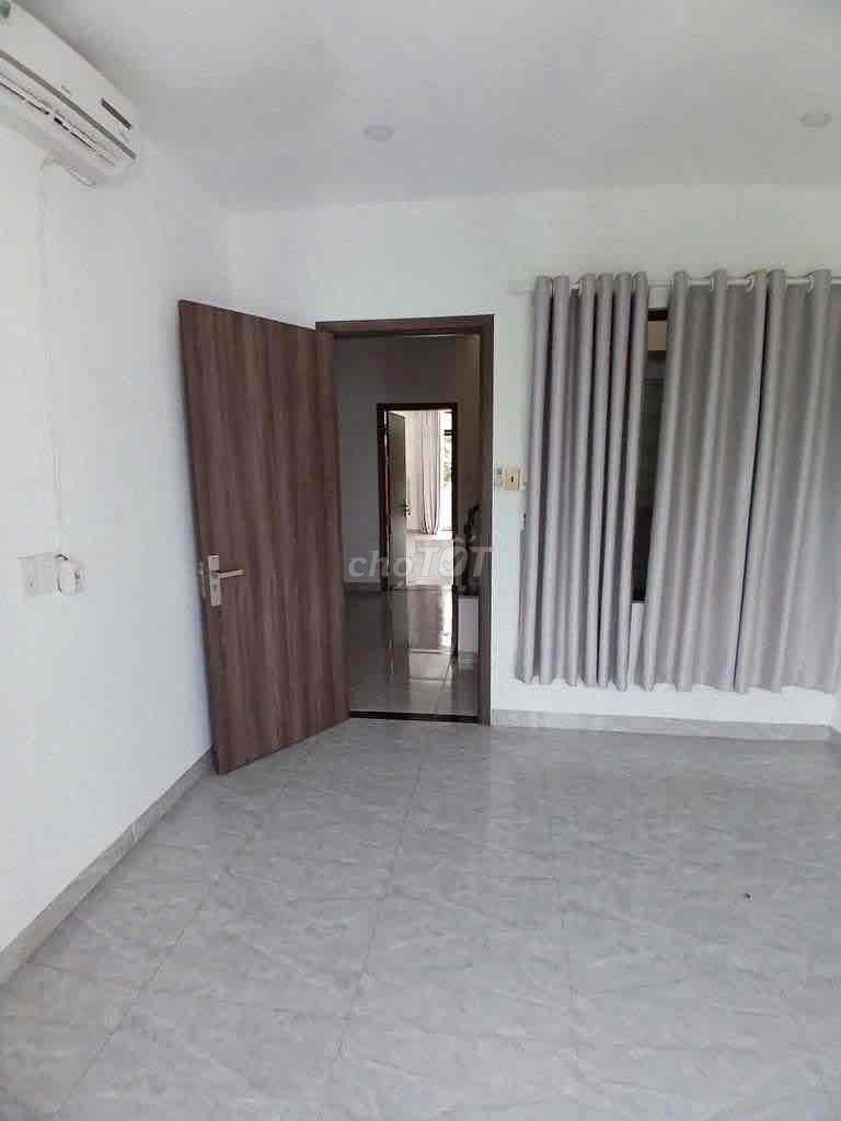 Rent four floors to the 4th floor bedroom 5 toilets.