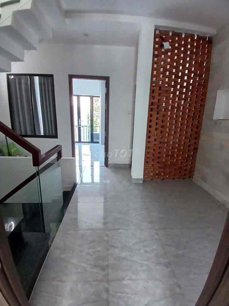 Rent four floors to the 4th floor bedroom 5 toilets.