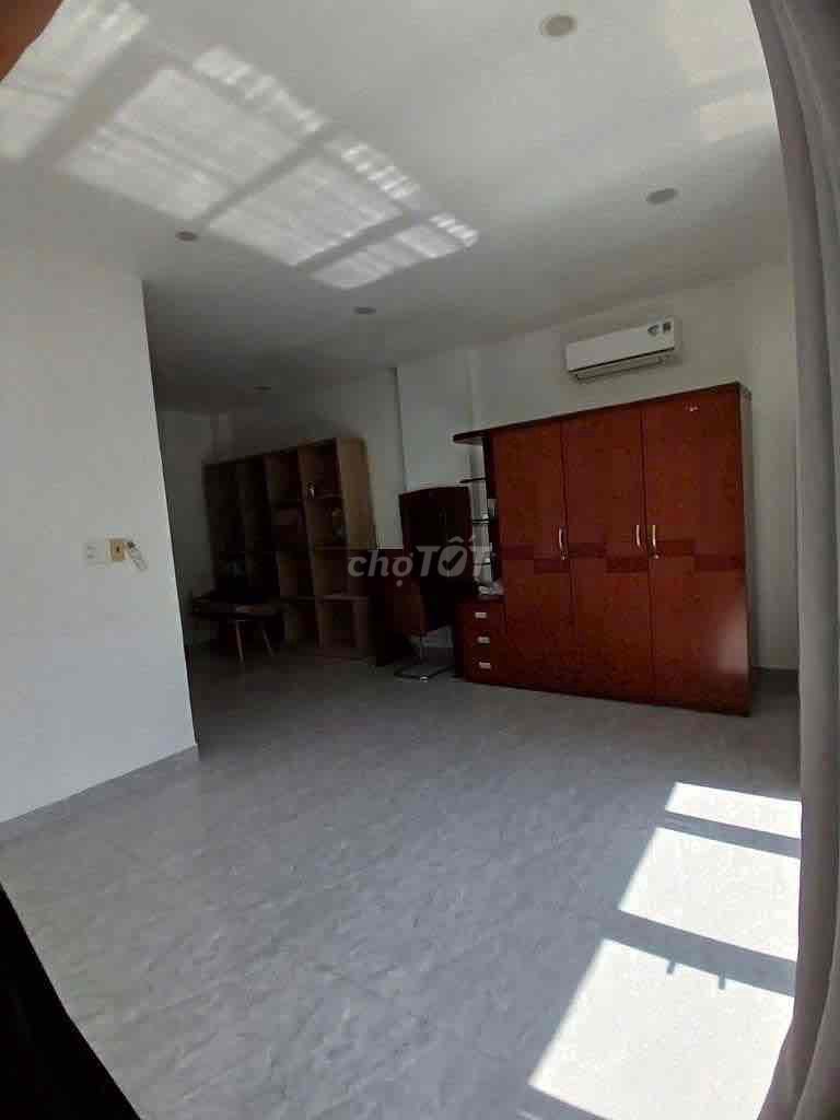 Rent four floors to the 4th floor bedroom 5 toilets.