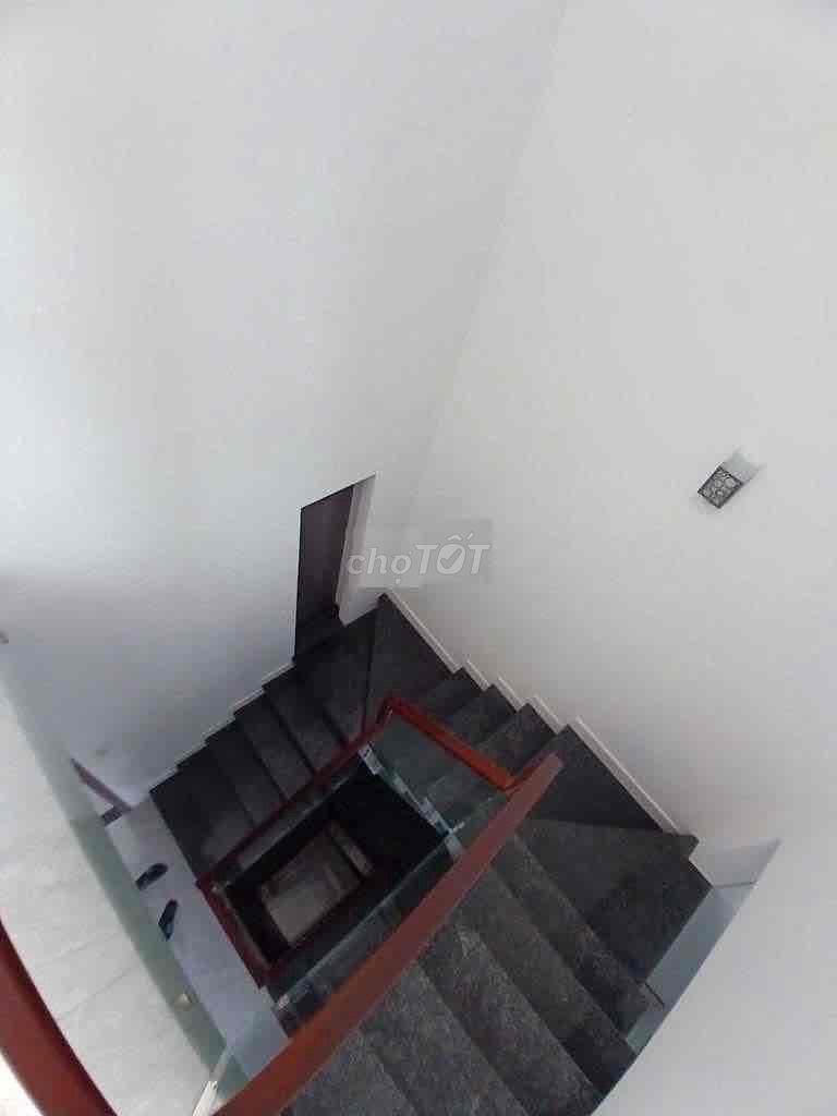 Rent four floors to the 4th floor bedroom 5 toilets.