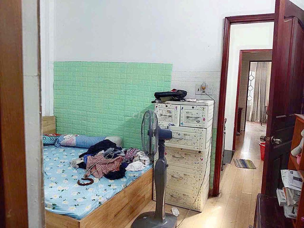 18 -phan Street’s home was simply (4 x 18) 1 3th floor bedroom, 2 toilets