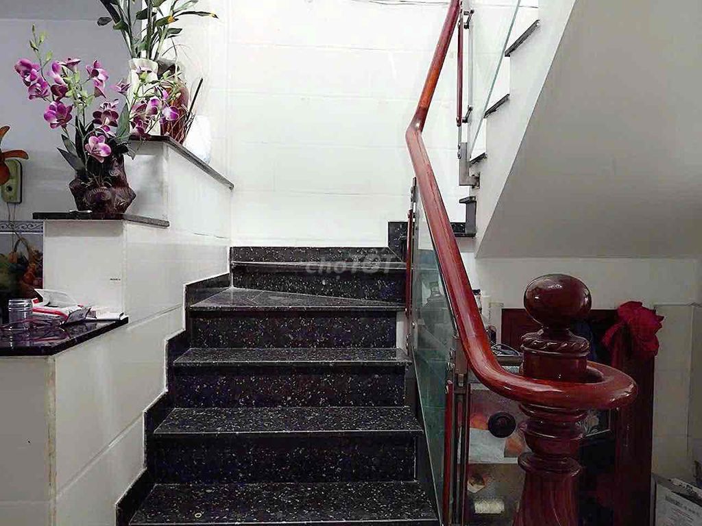 18 -phan Street’s home was simply (4 x 18) 1 3th floor bedroom, 2 toilets