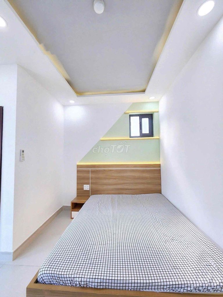 It's the owner who rents his own apartment to a live-in window.