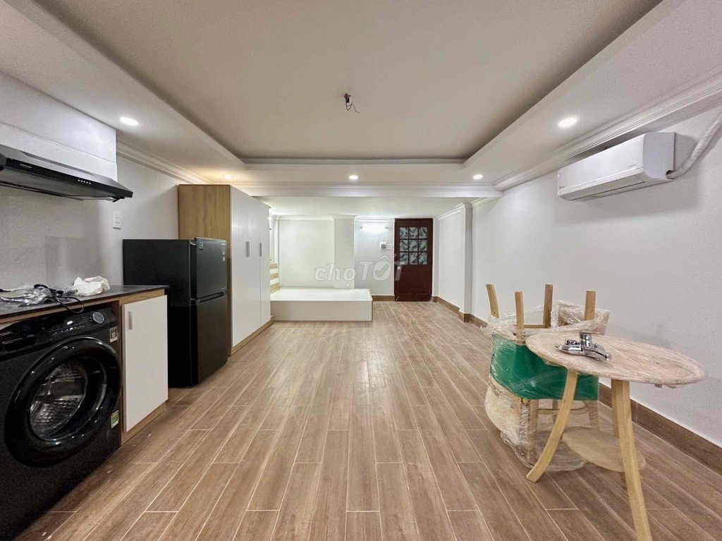 The apartment is 45 meters wide. The private wash-house right here is Quang Trung.