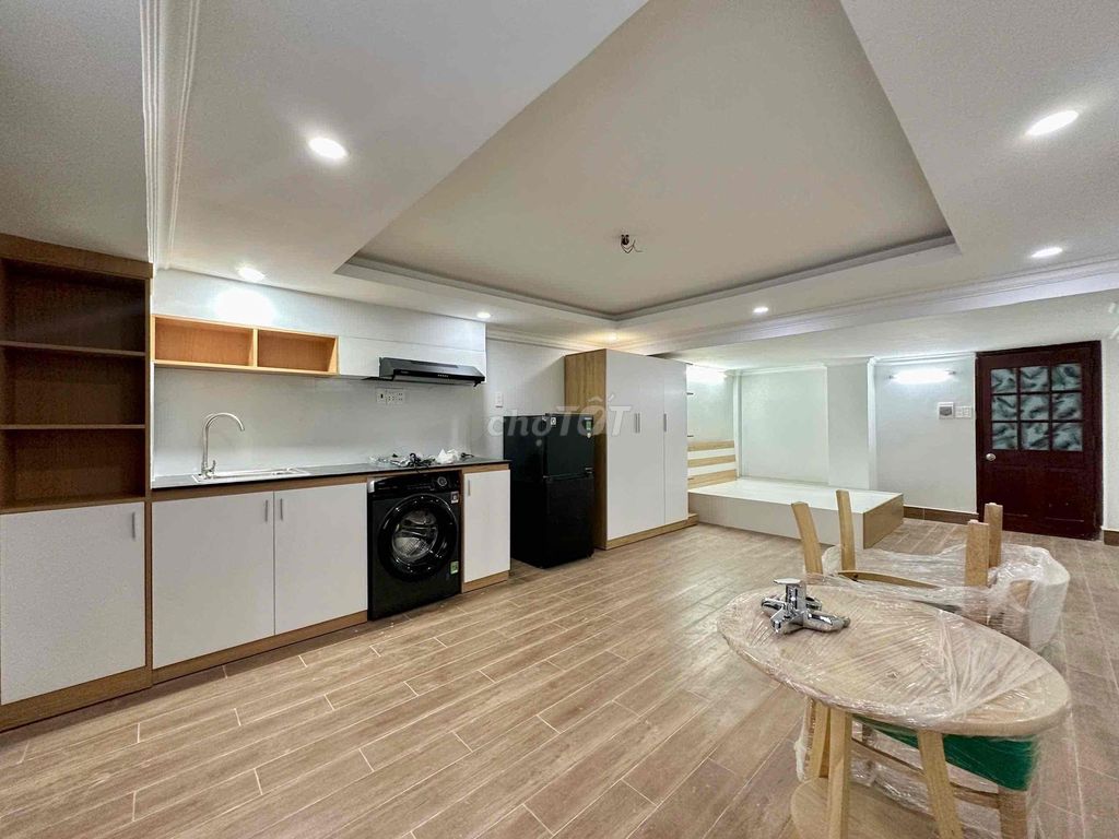 The apartment is 45 meters wide. The private wash-house right here is Quang Trung.