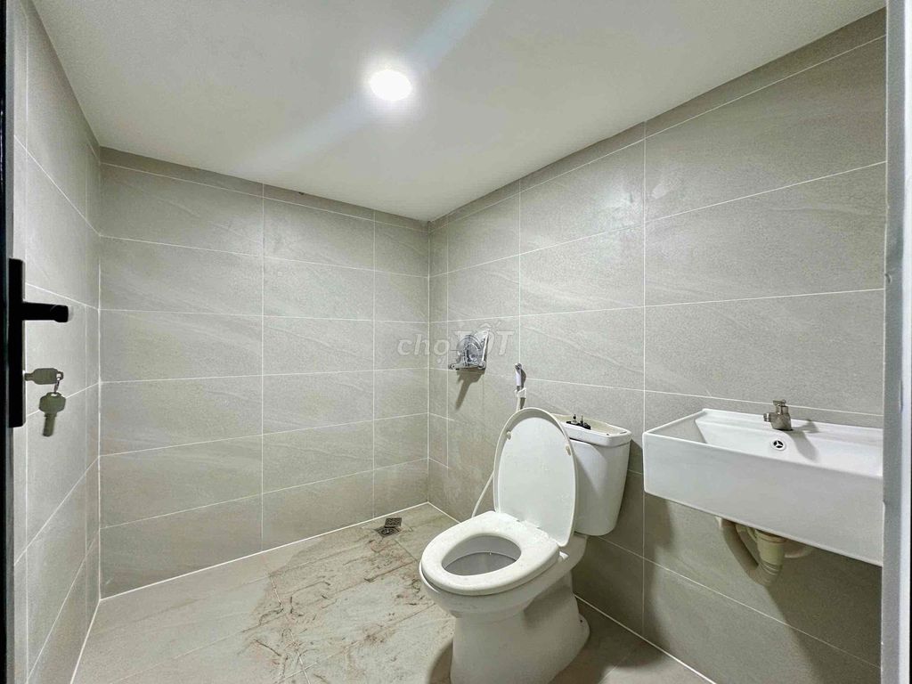 The apartment is 45 meters wide. The private wash-house right here is Quang Trung.