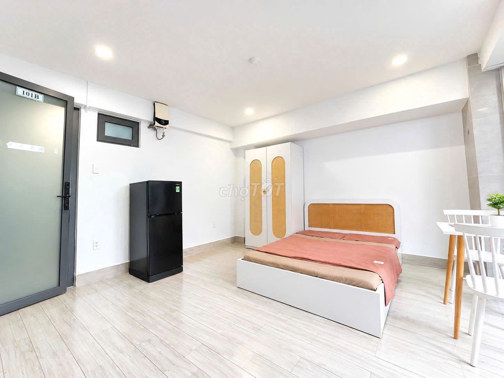 Rent the interior apartment full balcony windows