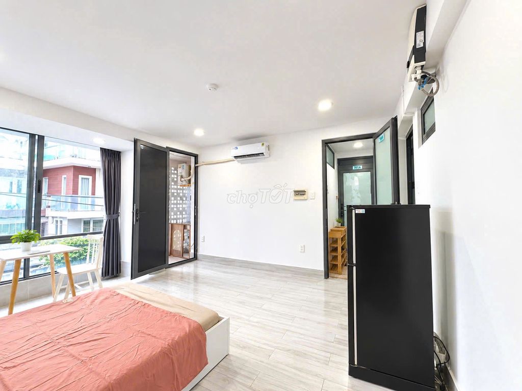 Rent the interior apartment full balcony windows