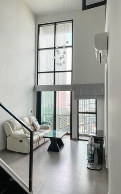 Two Feliz En Vista bedrooms full of furniture are available for only 25 million a month.
