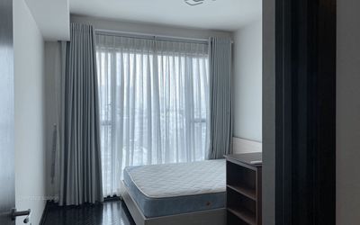 Two Feliz En Vista bedrooms full of furniture are available for only 25 million a month.