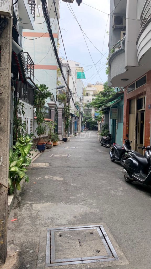 Rent a room in the royal market of Tân Bình