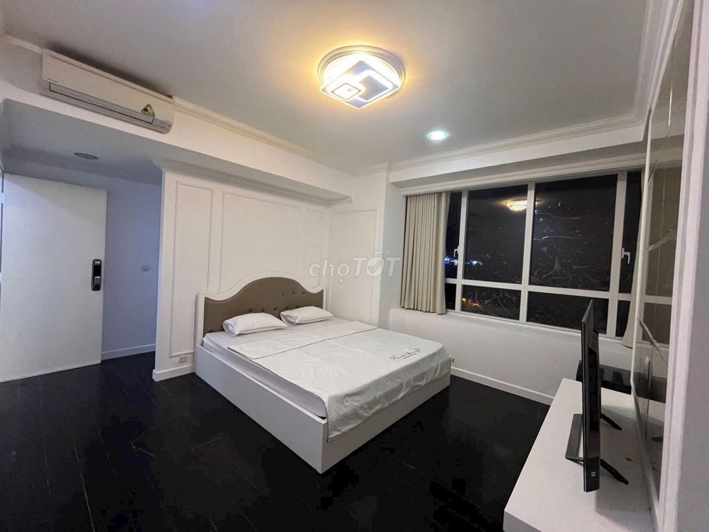 Rent him Sunrise CityView apartment 370. Two interior toilets full.