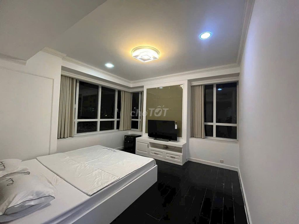 Rent him Sunrise CityView apartment 370. Two interior toilets full.