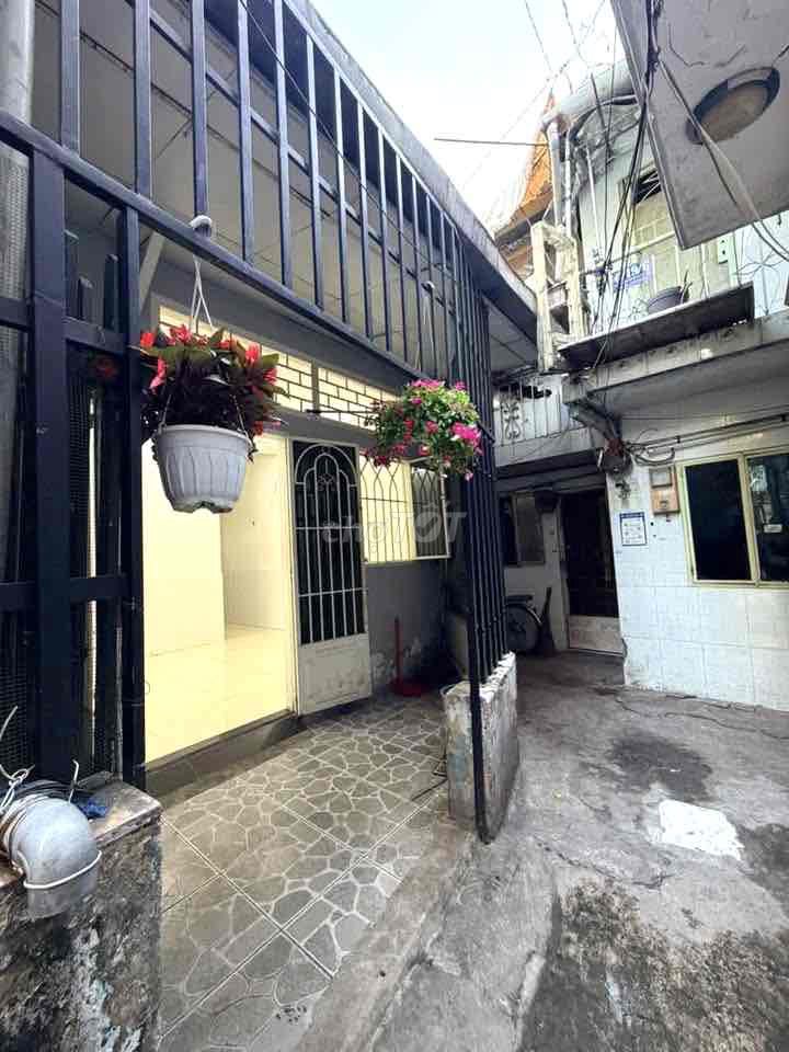 This is an airport building. Two bedrooms. Two Phạm Văn Đồng toilets.