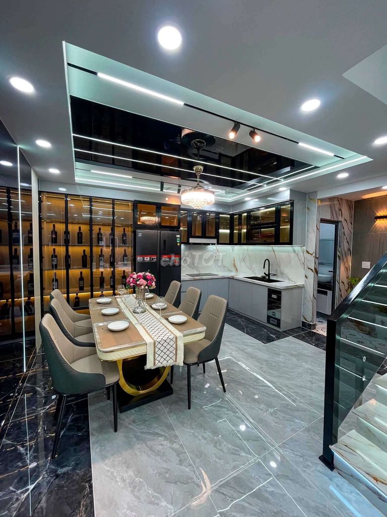 Nice new high school house. High-end furniture. Four bedrooms. Six toilets.