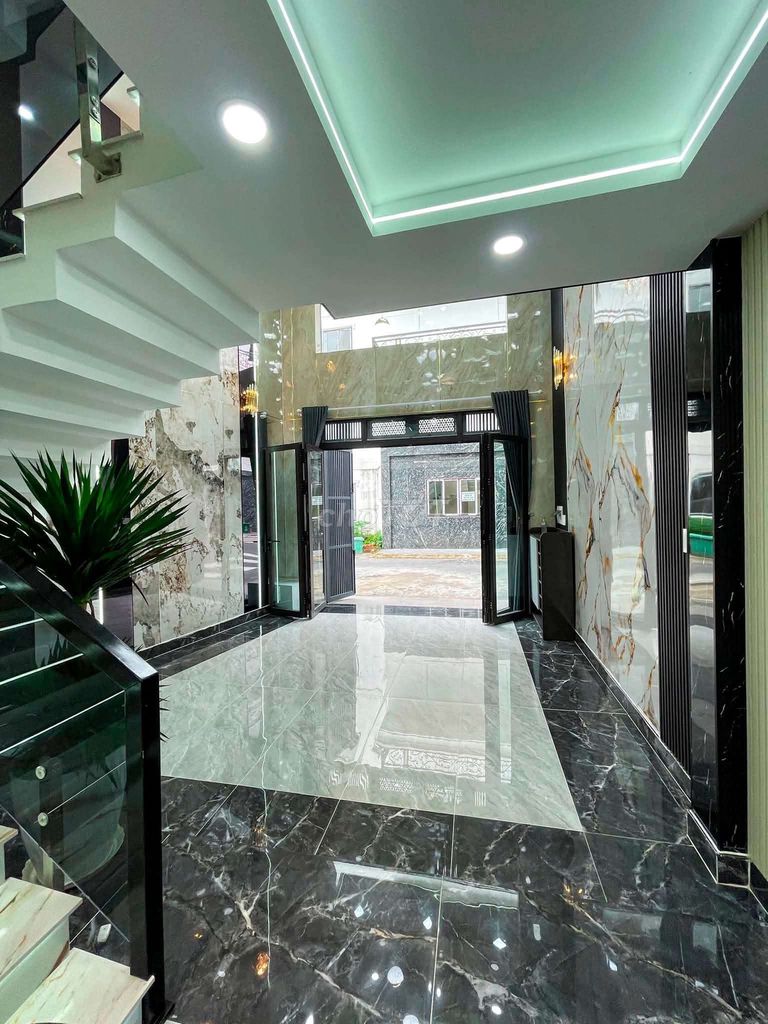 Nice new high school house. High-end furniture. Four bedrooms. Six toilets.