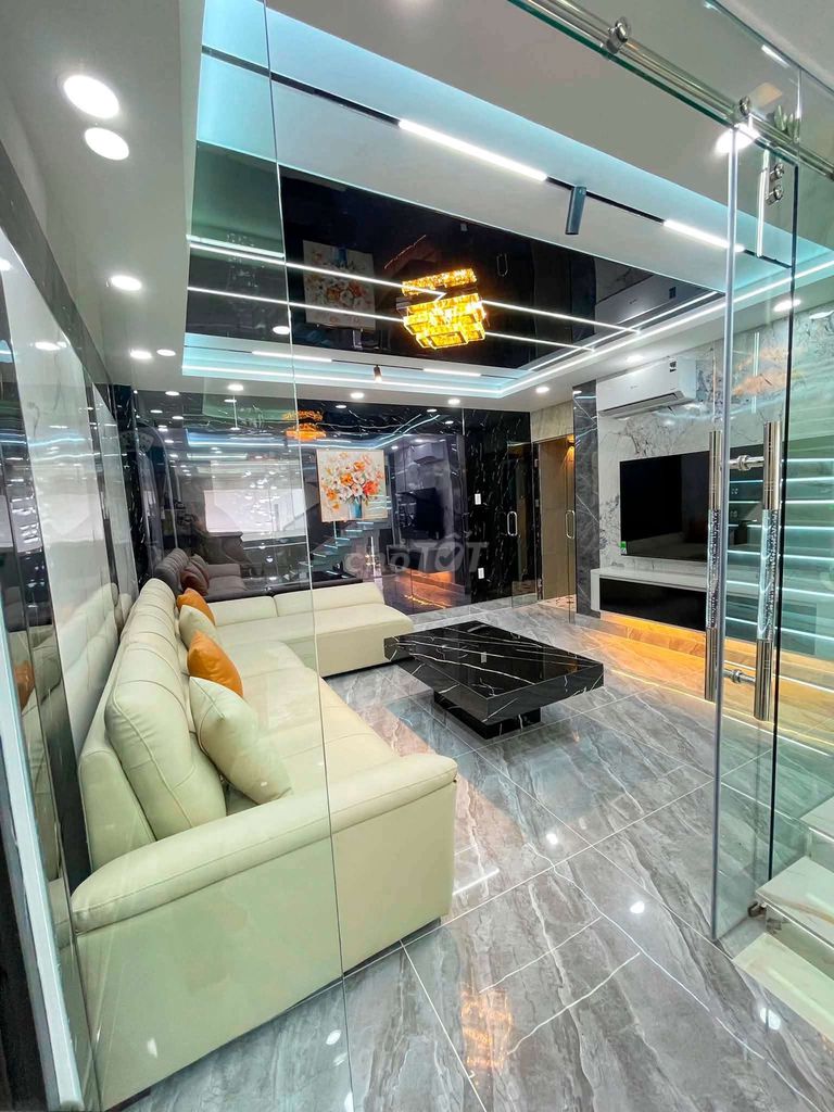 Nice new high school house. High-end furniture. Four bedrooms. Six toilets.