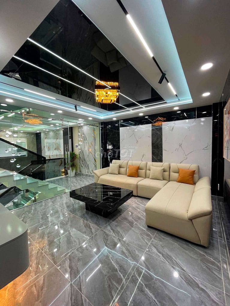 Nice new high school house. High-end furniture. Four bedrooms. Six toilets.