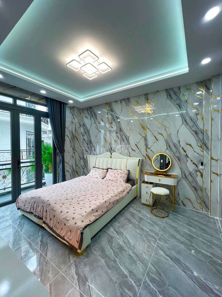 Nice new high school house. High-end furniture. Four bedrooms. Six toilets.