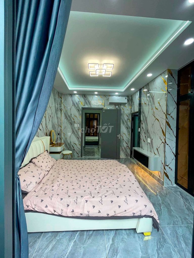 Nice new high school house. High-end furniture. Four bedrooms. Six toilets.