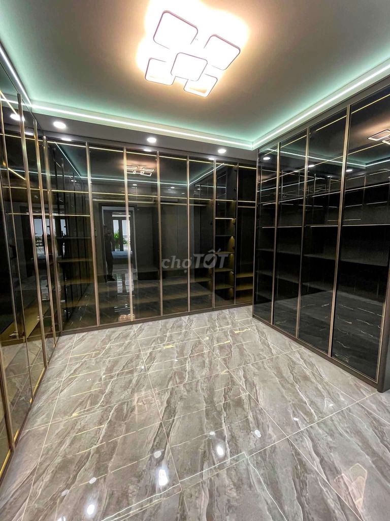 Nice new high school house. High-end furniture. Four bedrooms. Six toilets.