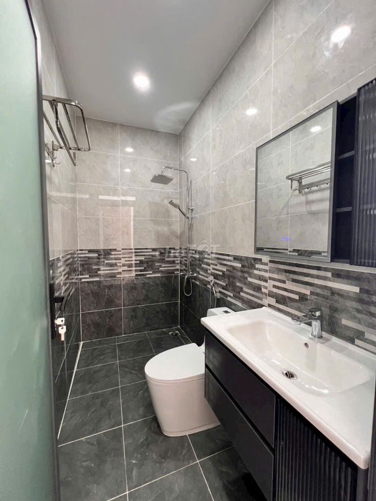 Renting four floors of Phạm Văn Chiêu modern furniture - five bedrooms, five toilets.