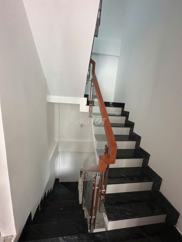 1 x-price. - Alley 36 Sư Vạn Hạnh, 5-story district, 3 bedrooms.
