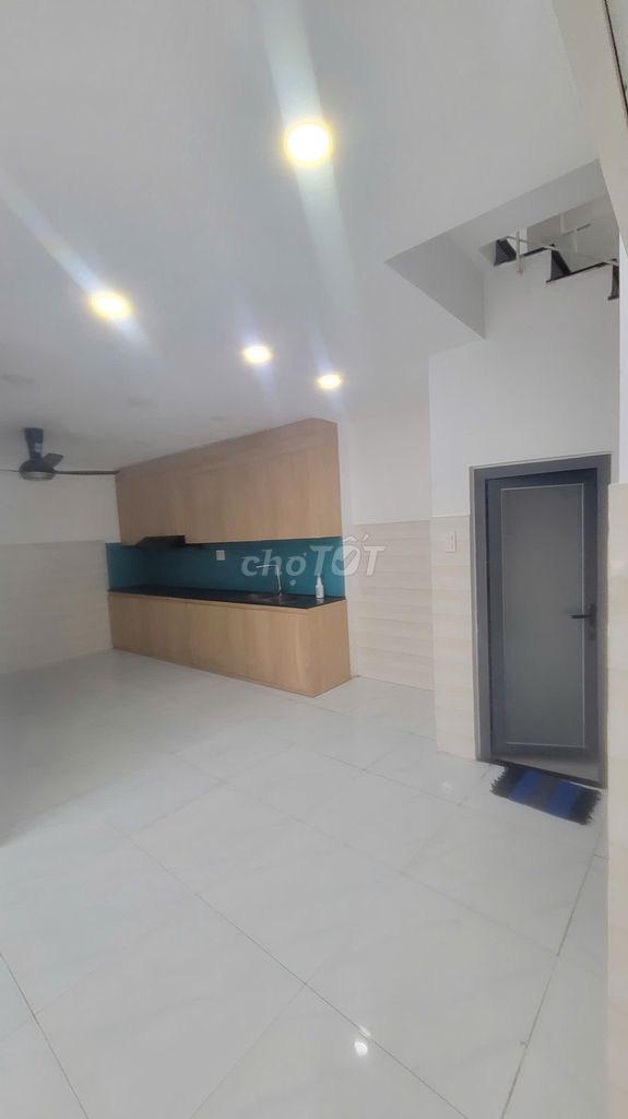 Hà Tôn Quyền angle to LNA, 4 4 4th floor bedroom 4 toilets, 3/3 x12 m below 8 meters