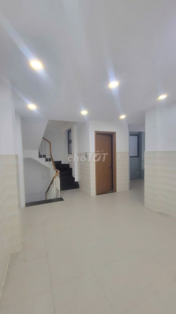 Hà Tôn Quyền angle to LNA, 4 4 4th floor bedroom 4 toilets, 3/3 x12 m below 8 meters
