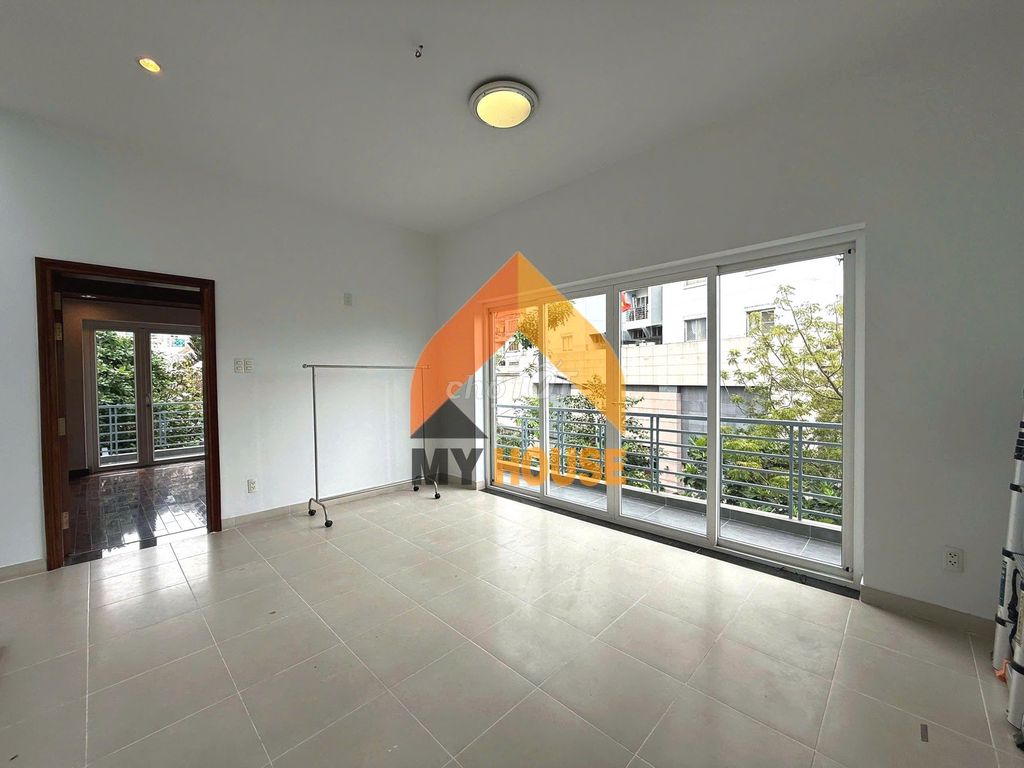 Villa An Phú is 8 x 20 meters of quiet compund at 60 million.