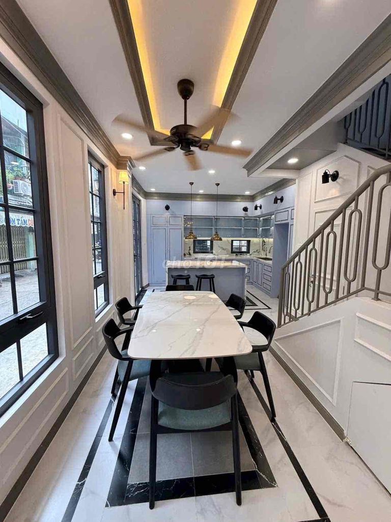 Rent a new house 100% 3/5-story bedroom. The new senior interior is 100 percent.