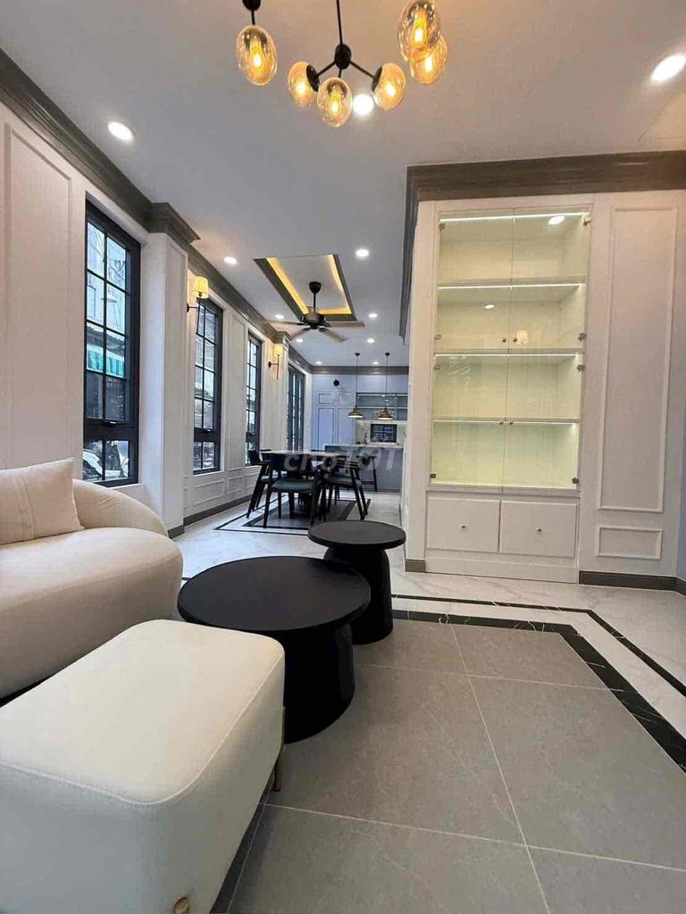 Rent a new house 100% 3/5-story bedroom. The new senior interior is 100 percent.