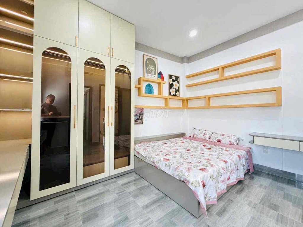 The 40-foot-four-four-foot-room alley. Five bathrooms, full-on security furniture.