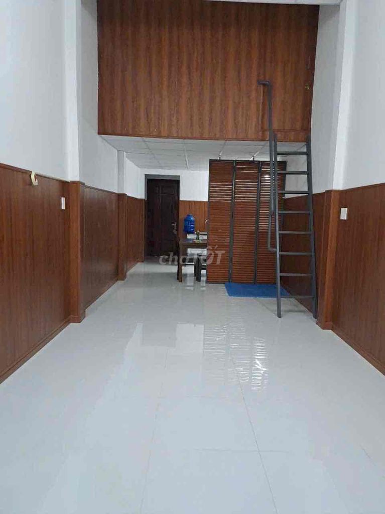 Rent three bedrooms. Two toilets. 239 Tô Ký.