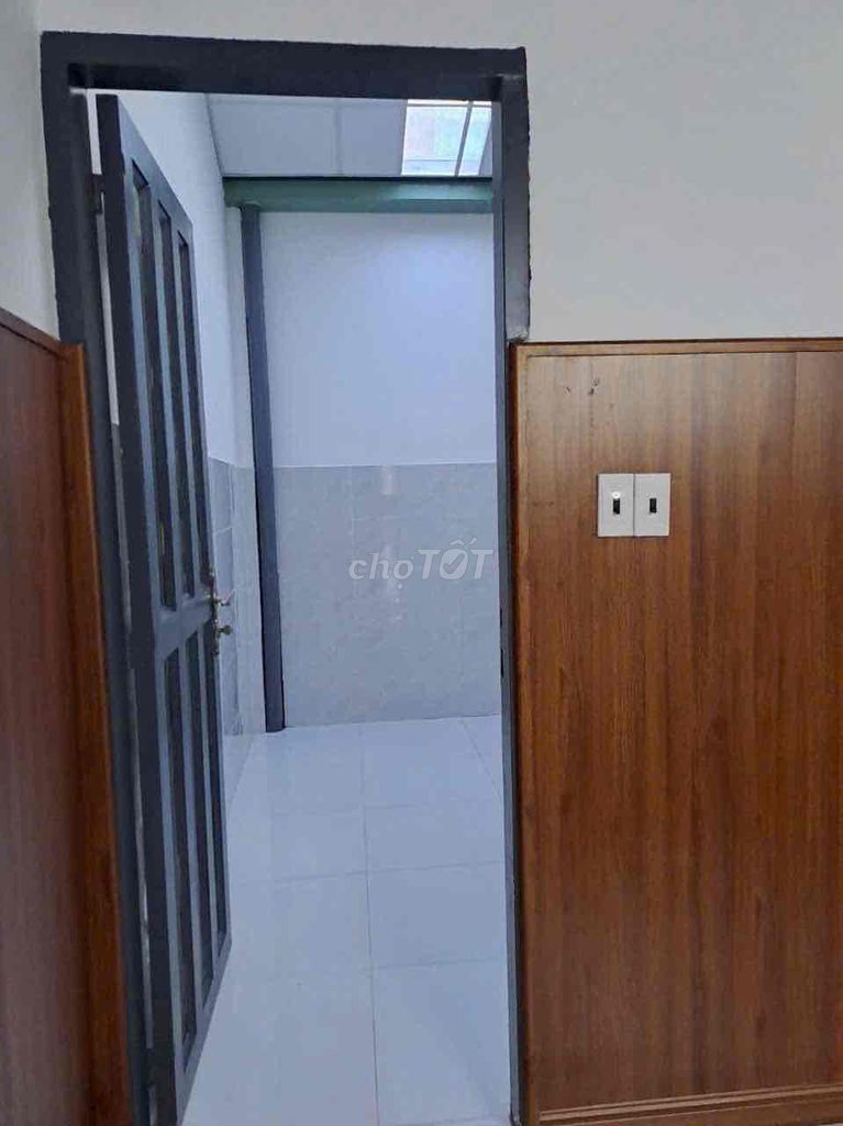 Rent three bedrooms. Two toilets. 239 Tô Ký.