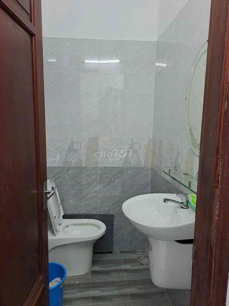 Rent three bedrooms. Two toilets. 239 Tô Ký.