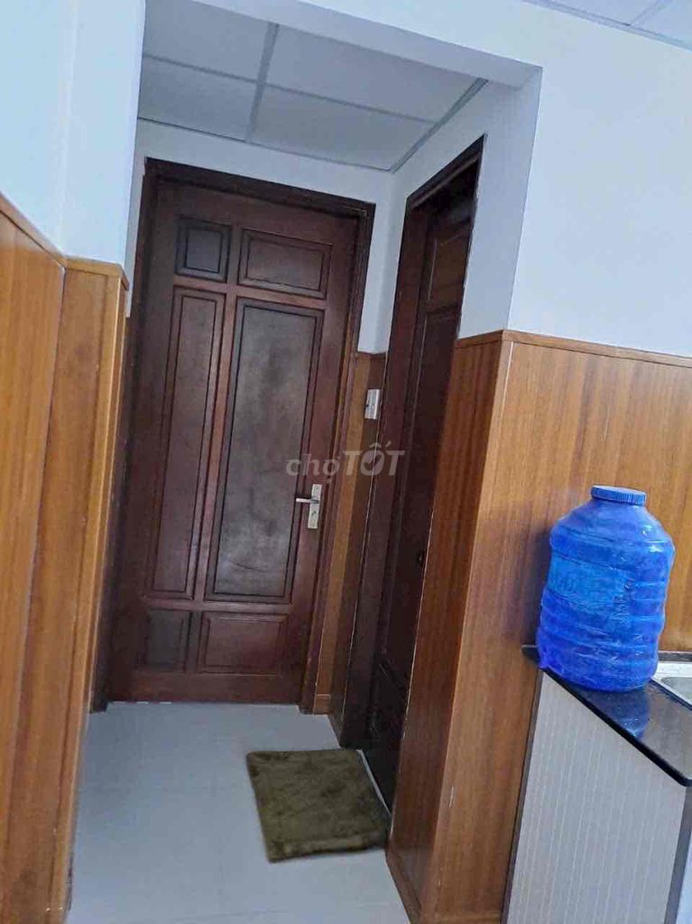 Rent three bedrooms. Two toilets. 239 Tô Ký.