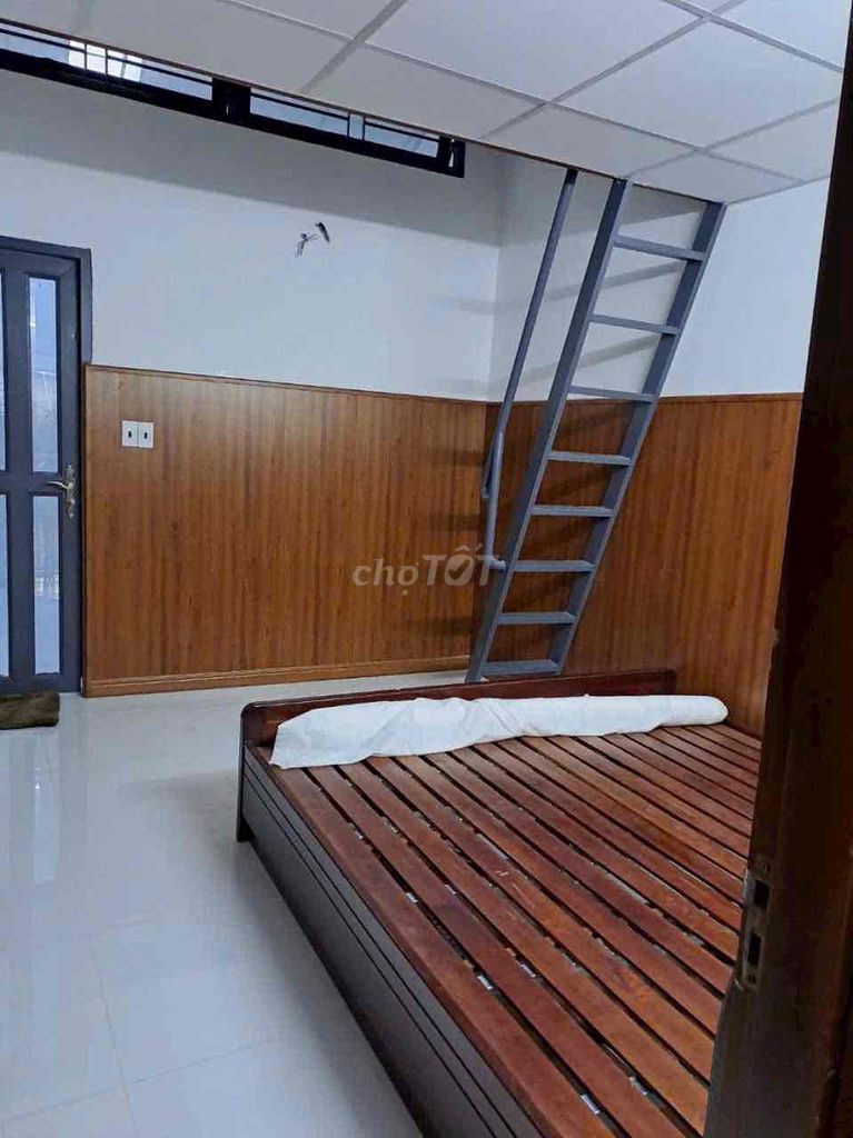 Rent three bedrooms. Two toilets. 239 Tô Ký.
