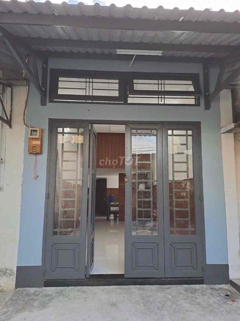 Rent three bedrooms. Two toilets. 239 Tô Ký.