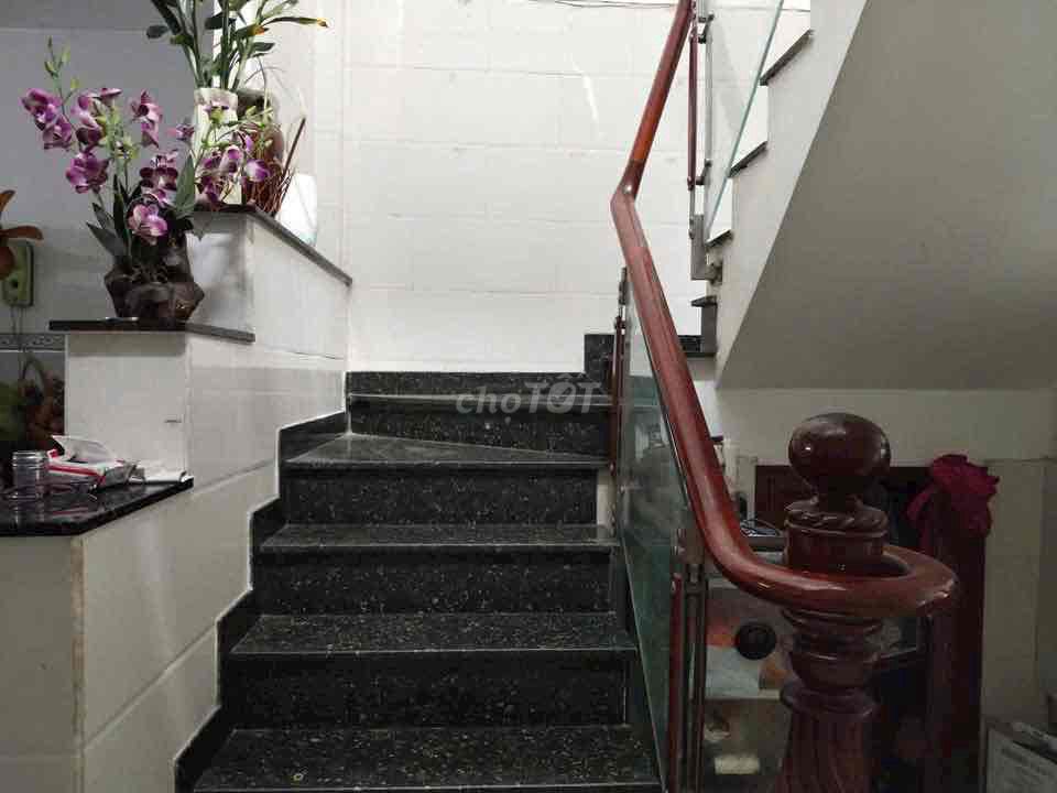 area: 4 x 18 has 3 bedrooms. 2 toilets. 8 meters is 9.5 trieu