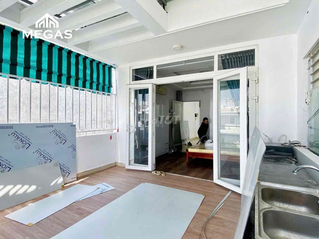 Clears a kitchen-stealing room - wide open in the heart of District 2.