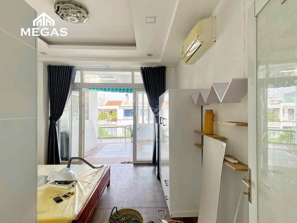 Clears a kitchen-stealing room - wide open in the heart of District 2.