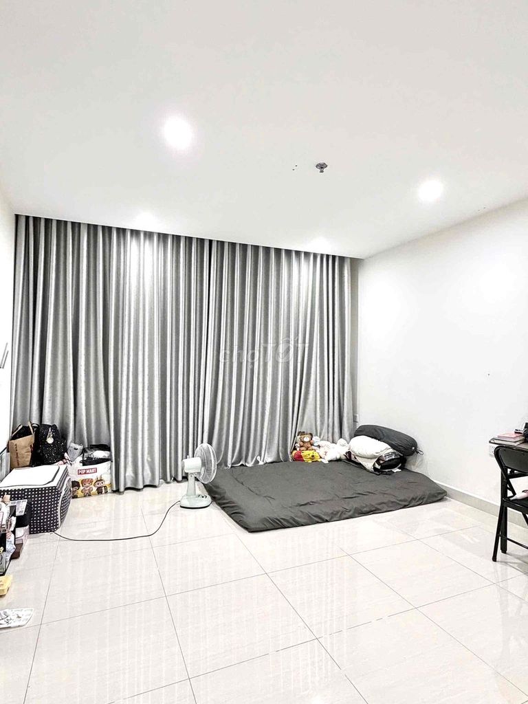 apartment 4 million and 5 Alexomes District 9 needs free rent.