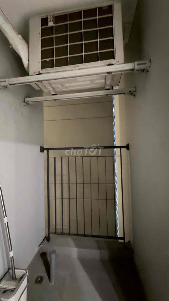 apartment 4 million and 5 Alexomes District 9 needs free rent.