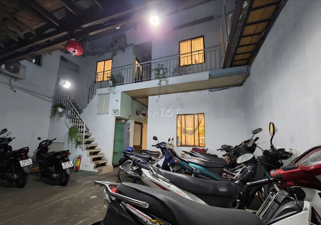 Room 365 windows cold, bridge Y District 8 near sgu, ktn, ueh, stu