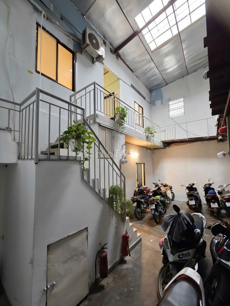 Room 365 windows cold, bridge Y District 8 near sgu, ktn, ueh, stu