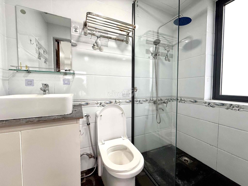 Rent the new studio apartment 100% -- modern design -- full interior.