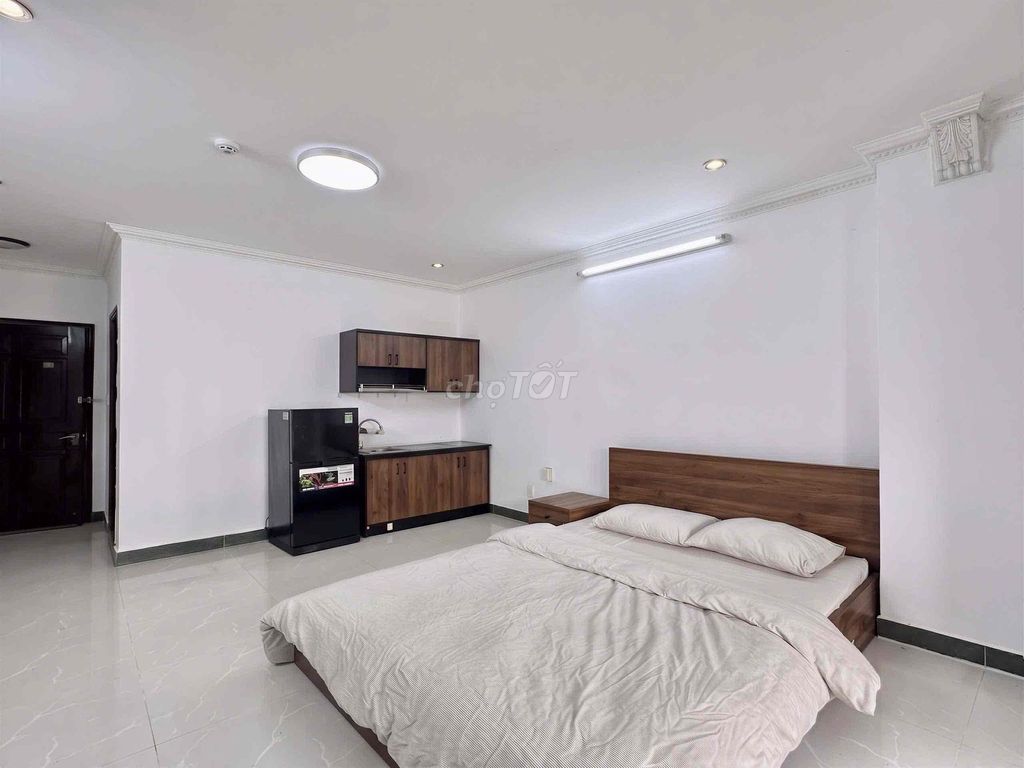 This new apartment has a big balcony in District 10 - 11.